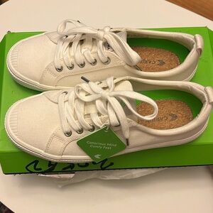 NEW Cariuma OCA Low Off-White Canvas Sneakers